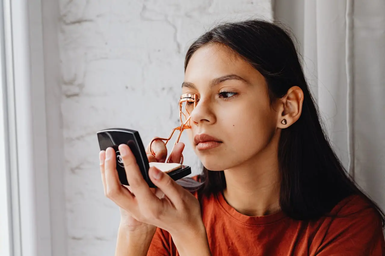Eyelash Curler with Comb: Your Comprehensive Guide to Flawless Lashes